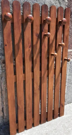 Porte manteau mural en bois ou patère murale.