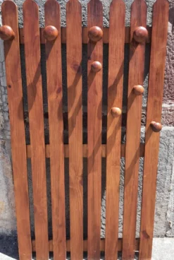 Porte manteau mural en bois ou patère murale.