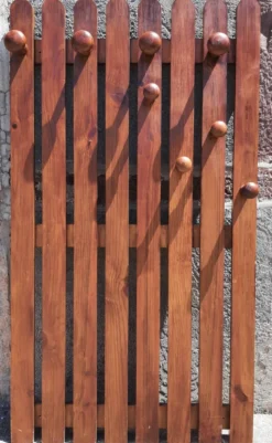 Porte manteau mural en bois ou patère murale.