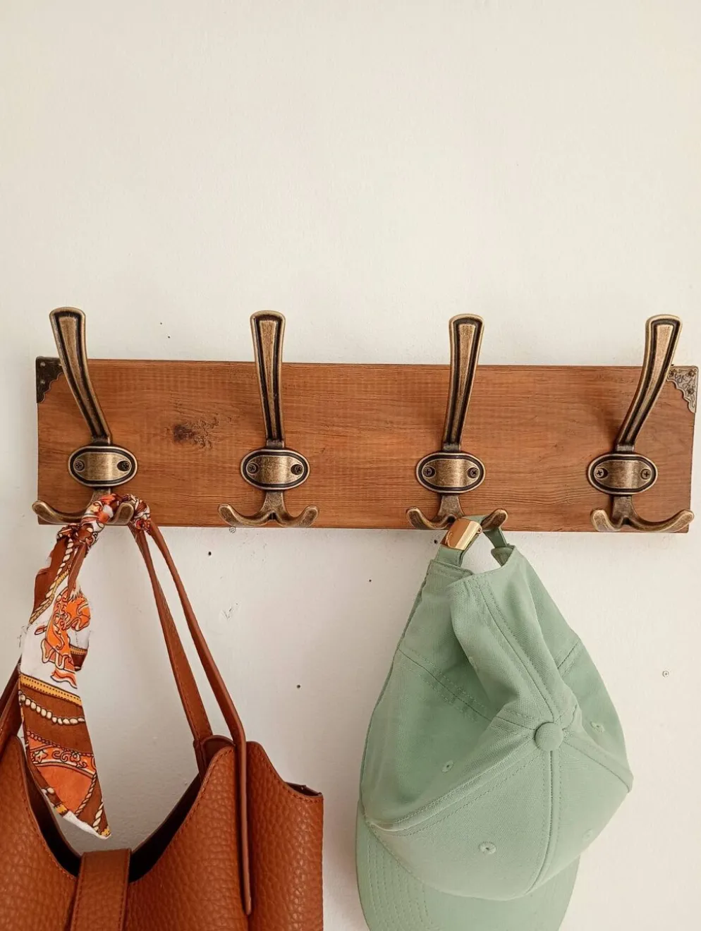 Porte-manteau mural en bois – 4 patères métalliques – 45 cm