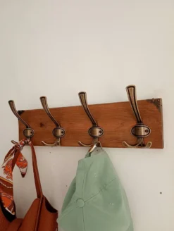 Porte-manteau mural en bois – 4 patères métalliques – 45 cm