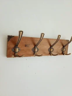 Porte-manteau mural en bois – 4 patères métalliques – 45 cm