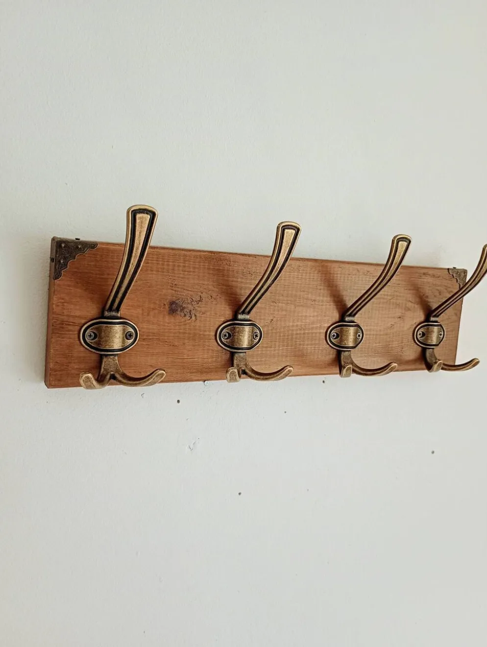 Porte-manteau mural en bois – 4 patères métalliques – 45 cm