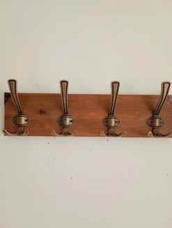 Porte-manteau mural en bois – 4 patères métalliques – 45 cm