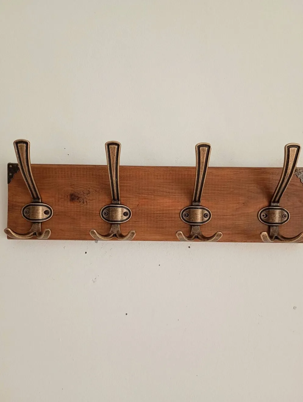 Porte-manteau mural en bois – 4 patères métalliques – 45 cm