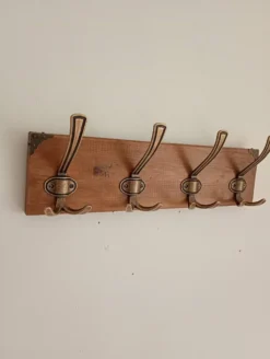 Porte-manteau mural en bois – 4 patères métalliques – 45 cm