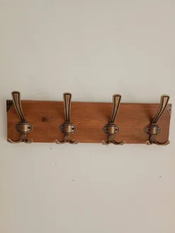 Porte-manteau mural en bois – 4 patères métalliques – 45 cm