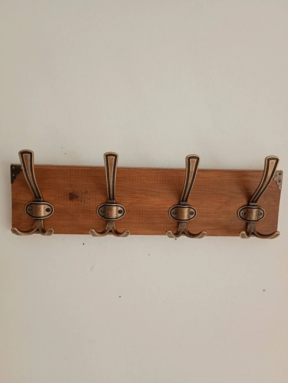 Porte-manteau mural en bois – 4 patères métalliques – 45 cm