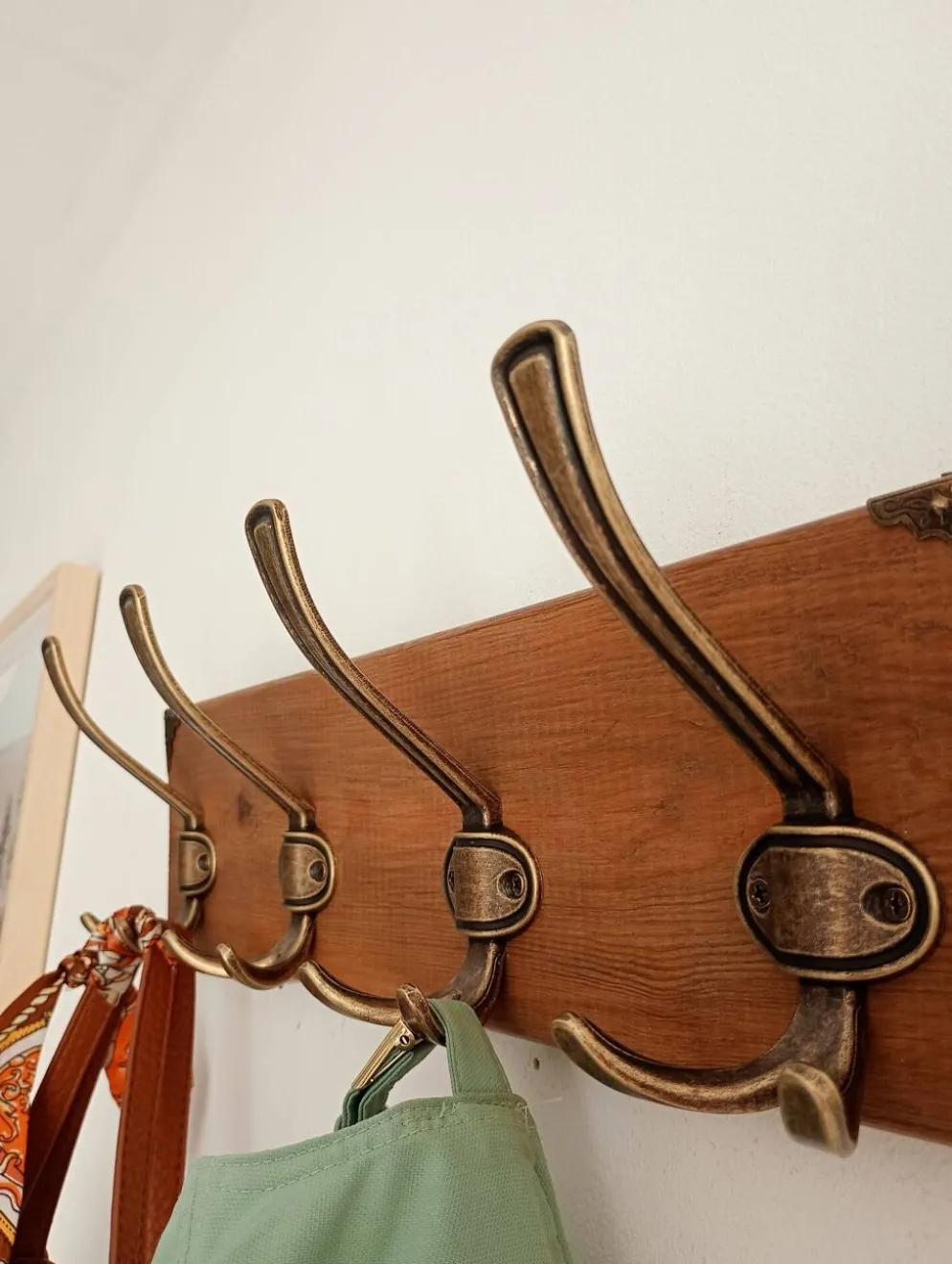 Porte-manteau mural en bois – 4 patères métalliques – 45 cm