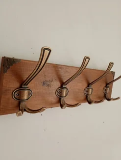 Porte-manteau mural en bois – 4 patères métalliques – 45 cm