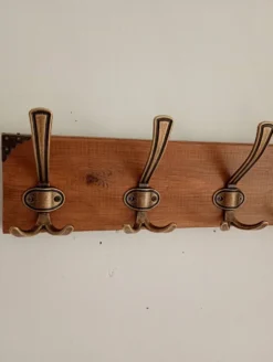 Porte-manteau mural en bois – 4 patères métalliques – 45 cm