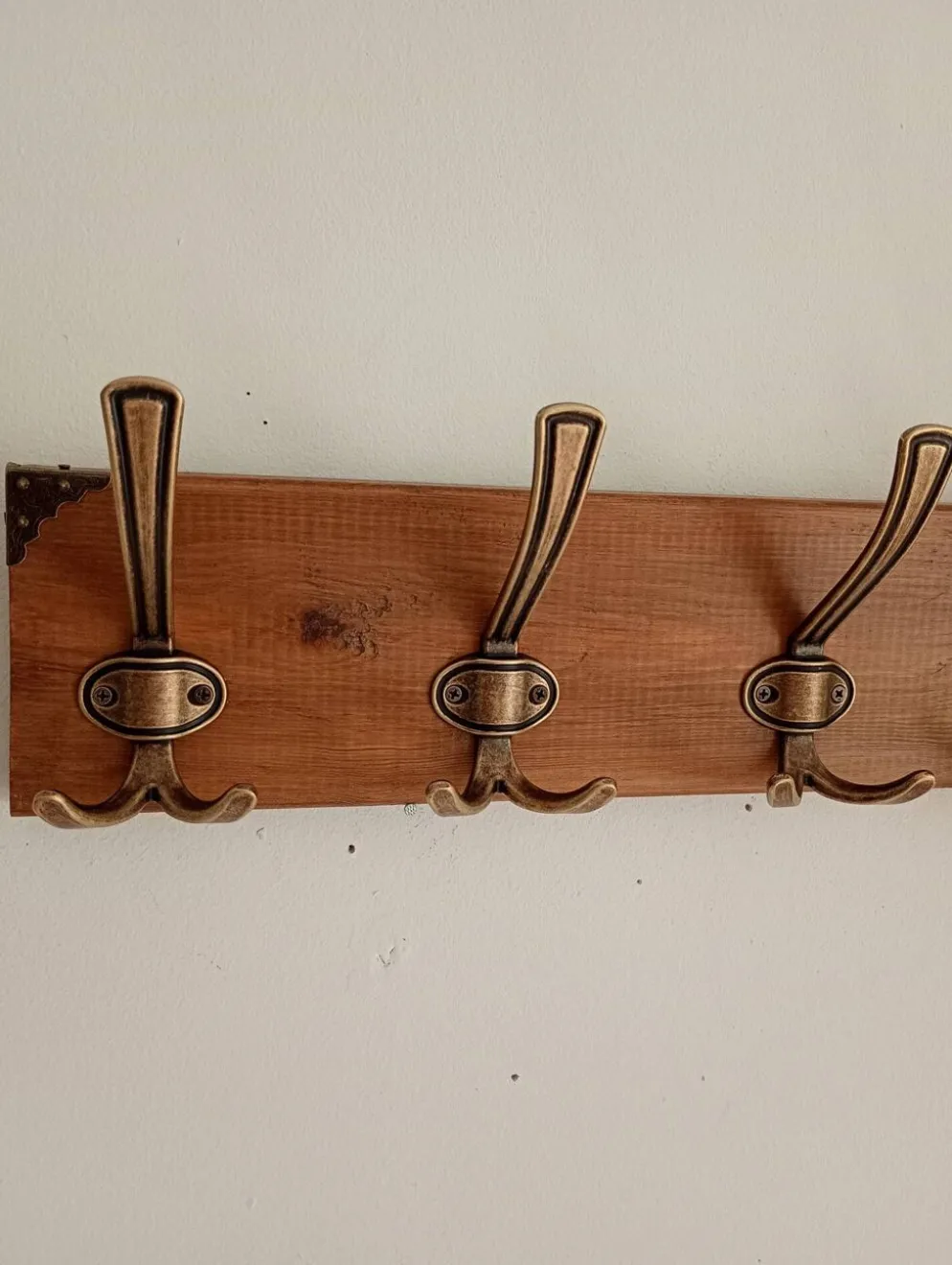 Porte-manteau mural en bois – 4 patères métalliques – 45 cm