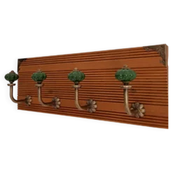 Porte-manteau mural en bois rainuré – 4 patères en métal et céramique verte