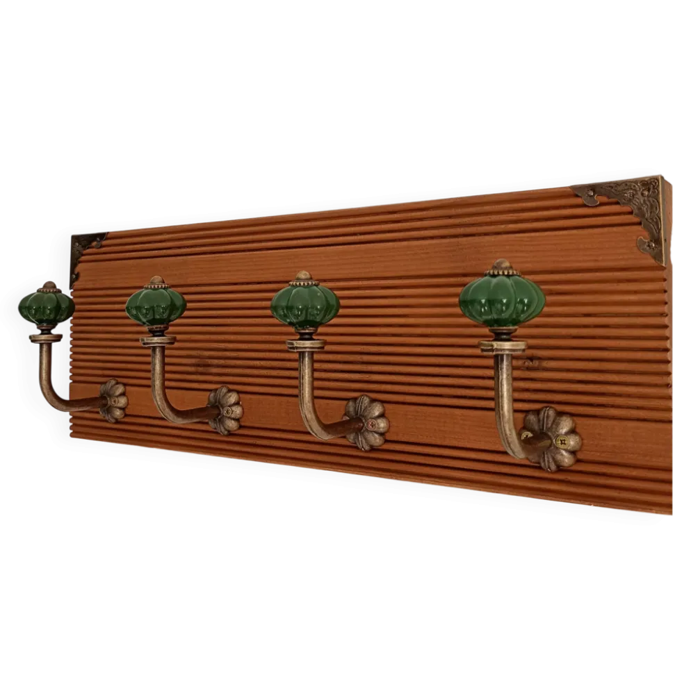 Porte-manteau mural en bois rainuré – 4 patères en métal et céramique verte