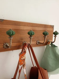 Porte-manteau mural en bois rainuré – 4 patères en métal et céramique verte