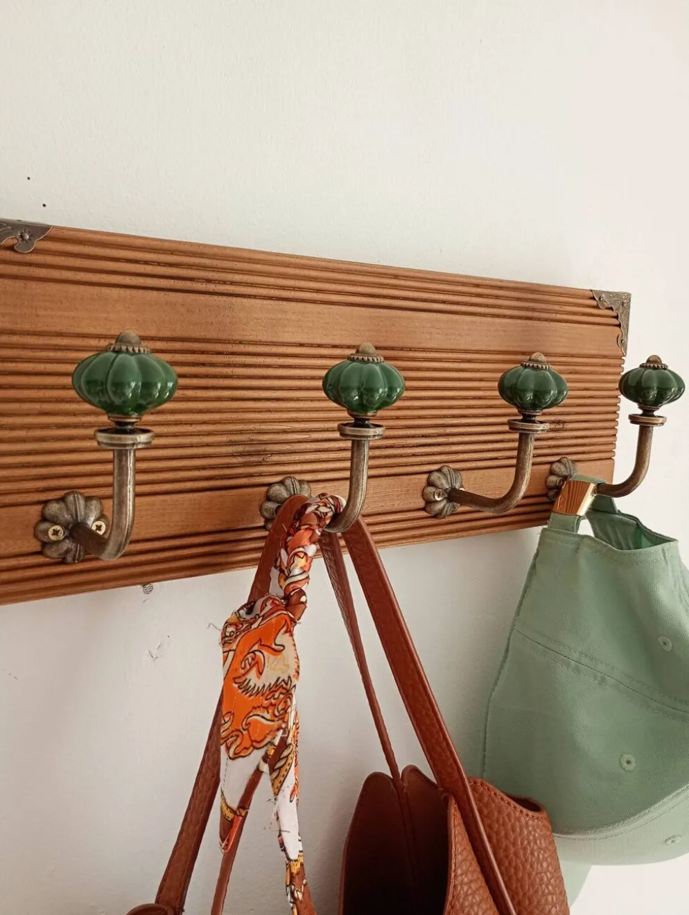 Porte-manteau mural en bois rainuré – 4 patères en métal et céramique verte