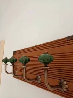 Porte-manteau mural en bois rainuré – 4 patères en métal et céramique verte