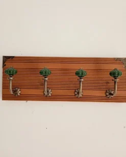 Porte-manteau mural en bois rainuré – 4 patères en métal et céramique verte