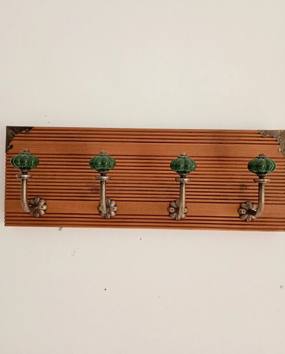 Porte-manteau mural en bois rainuré – 4 patères en métal et céramique verte