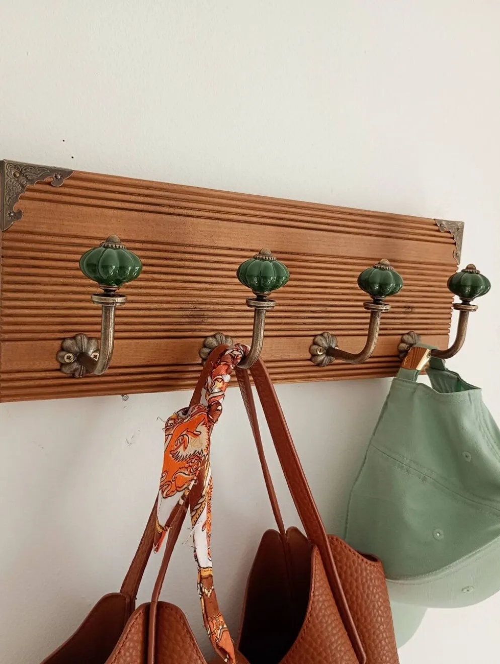 Porte-manteau mural en bois rainuré – 4 patères en métal et céramique verte
