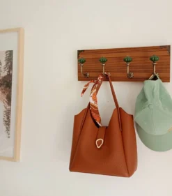 Porte-manteau mural en bois rainuré – 4 patères en métal et céramique verte