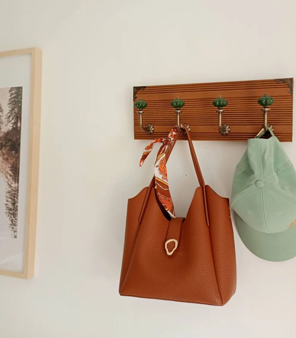 Porte-manteau mural en bois rainuré – 4 patères en métal et céramique verte