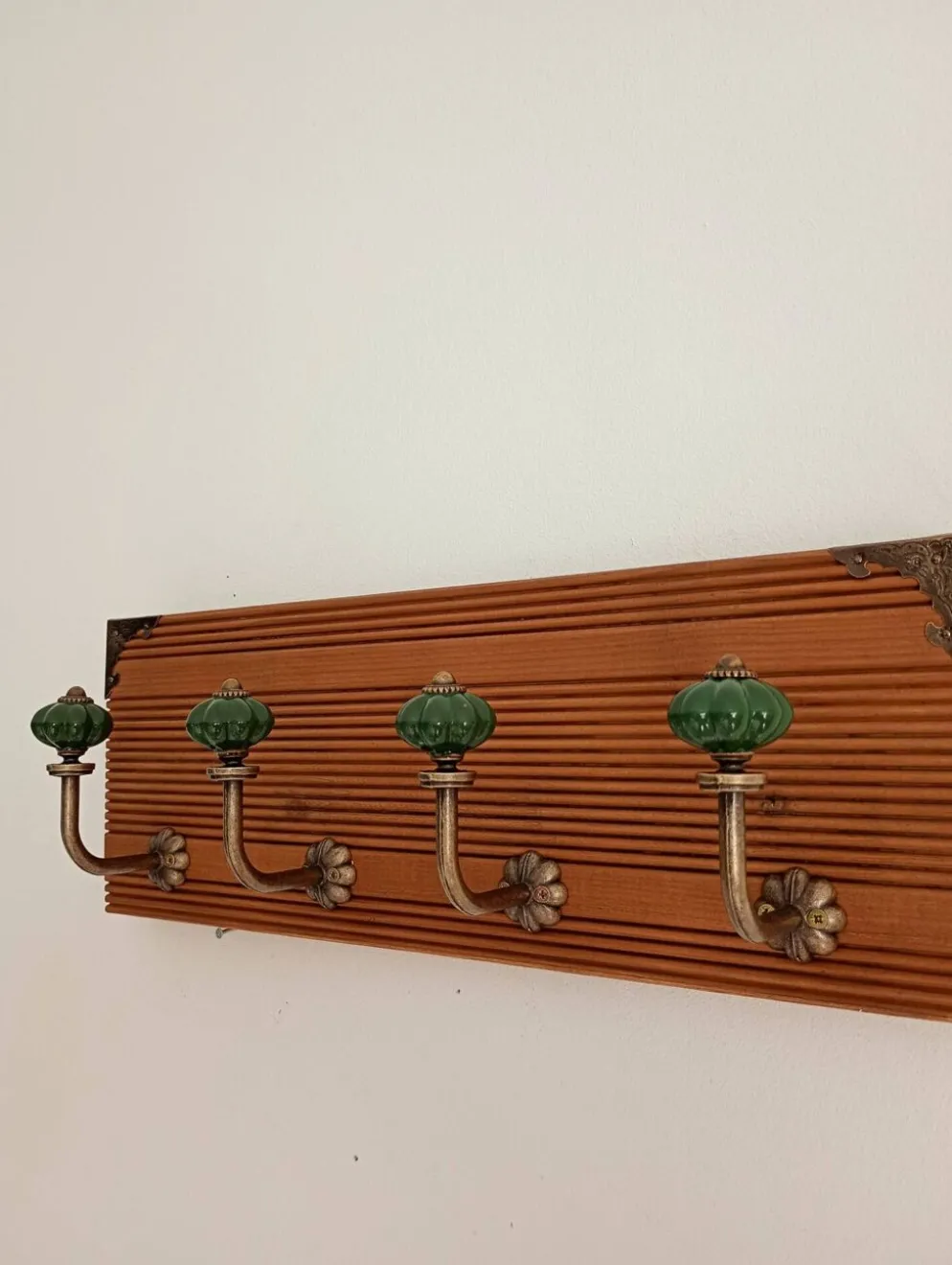 Porte-manteau mural en bois rainuré – 4 patères en métal et céramique verte