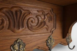 Porte-manteau mural en chêne belge de style Bruegel, milieu du XXe siècle