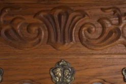 Porte-manteau mural en chêne belge de style Bruegel, milieu du XXe siècle
