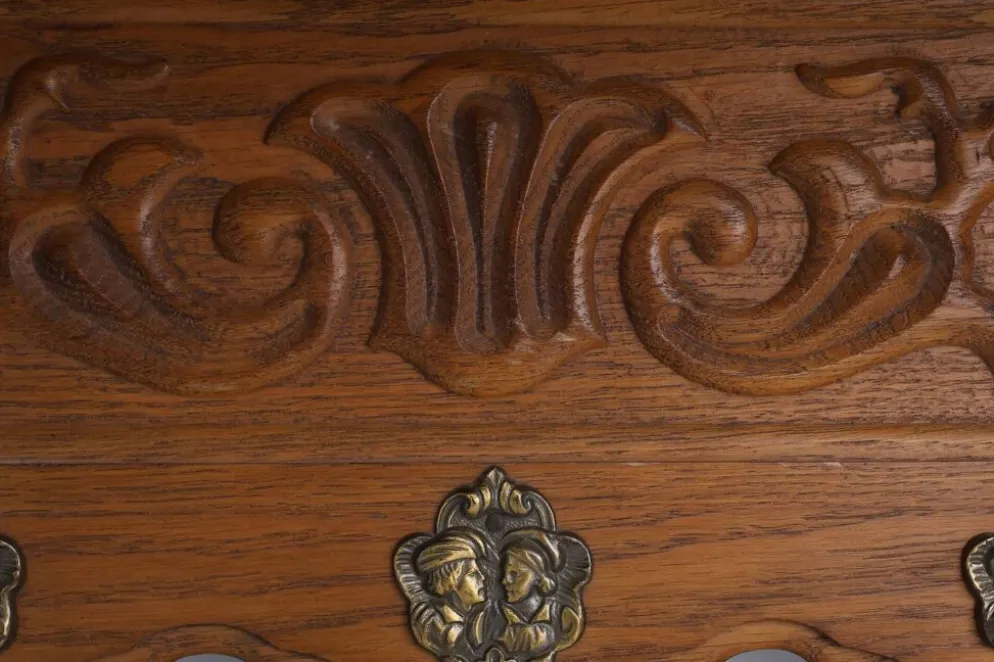 Porte-manteau mural en chêne belge de style Bruegel, milieu du XXe siècle