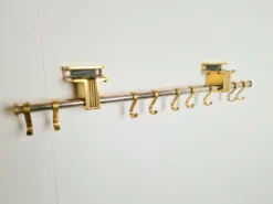 Porte-manteau mural en laiton et verre R14G de Peter Ghyczy, années 1980