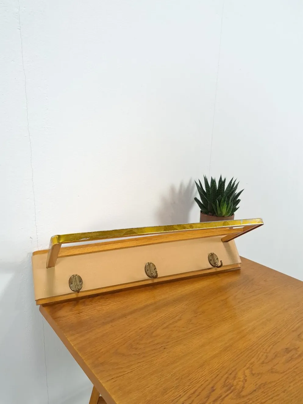 Porte-manteau mural en laiton et cuir vintage