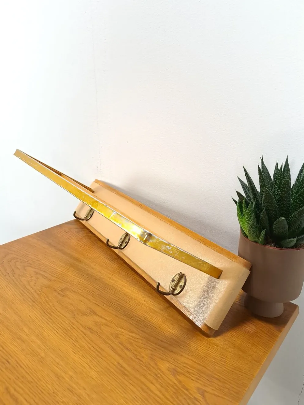 Porte-manteau mural en laiton et cuir vintage