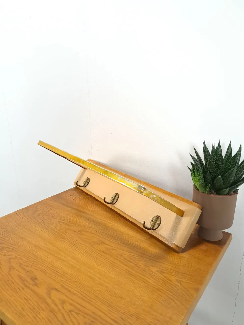 Porte-manteau mural en laiton et cuir vintage