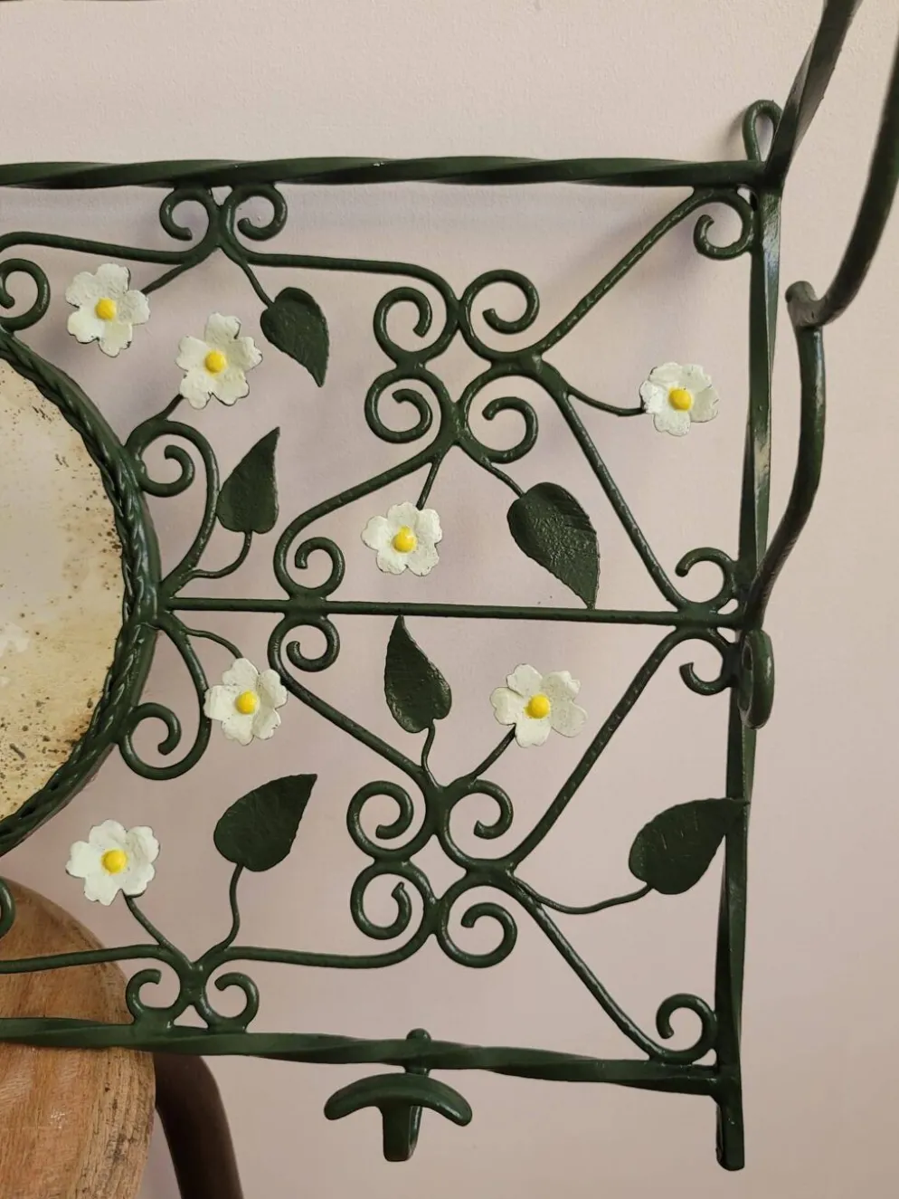 Porte-manteau mural en métal avec miroir et pâquerettes, fin années 50