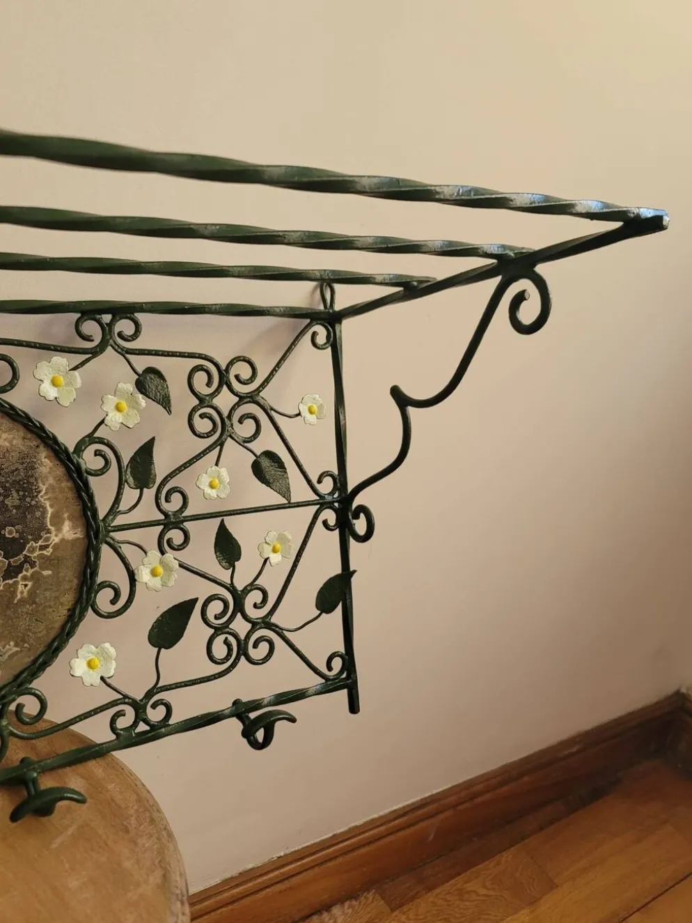 Porte-manteau mural en métal avec miroir et pâquerettes, fin années 50