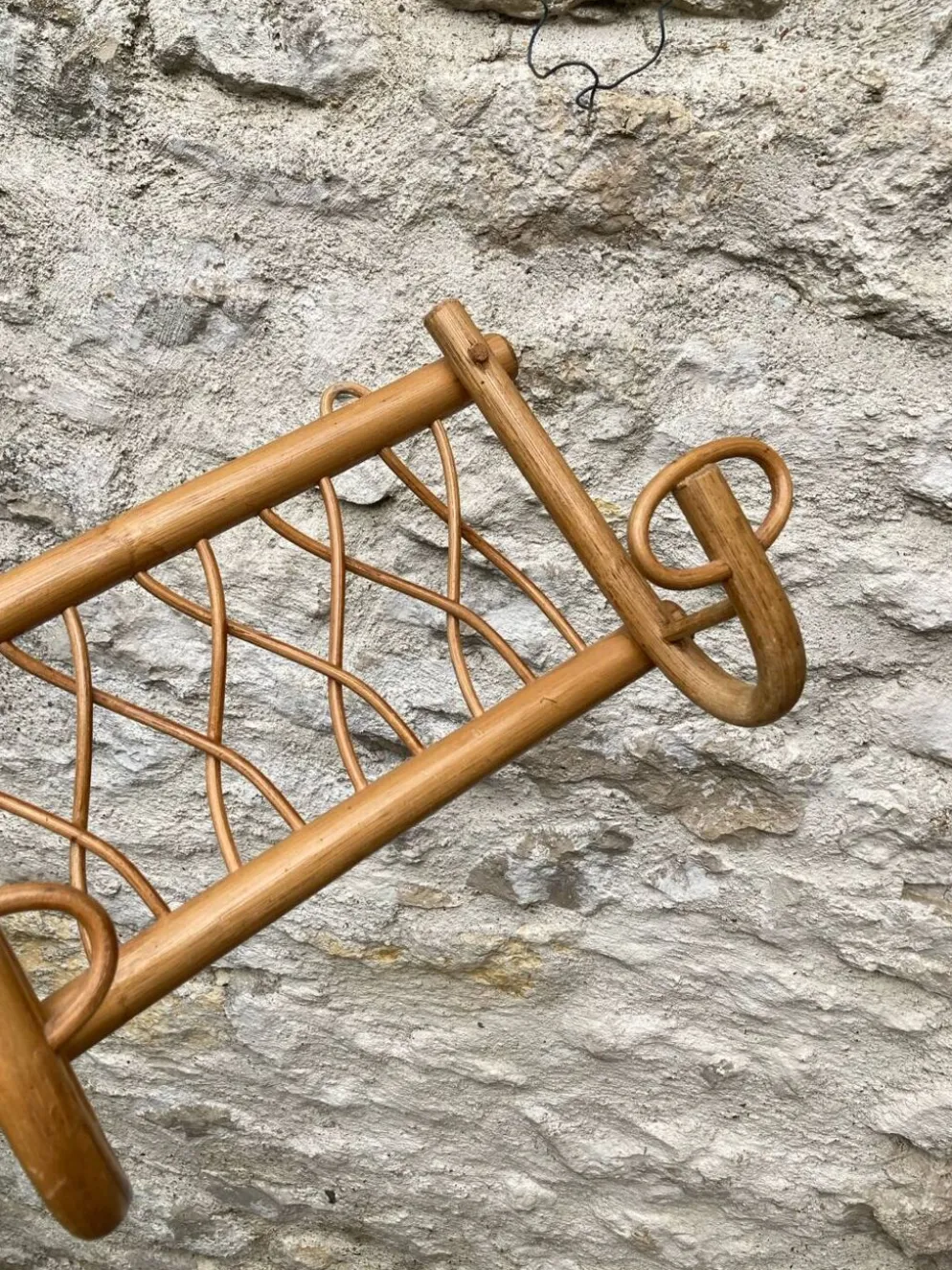 Porte manteau mural en rotin vintage