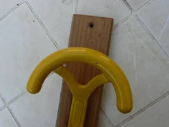 porte manteau mural jaune vintages