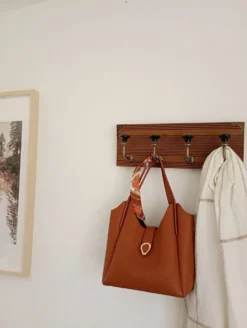 Porte-manteau mural 4 patères – Bois rainuré et céramique noire
