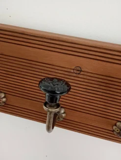 Porte-manteau mural 4 patères – Bois rainuré et céramique noire
