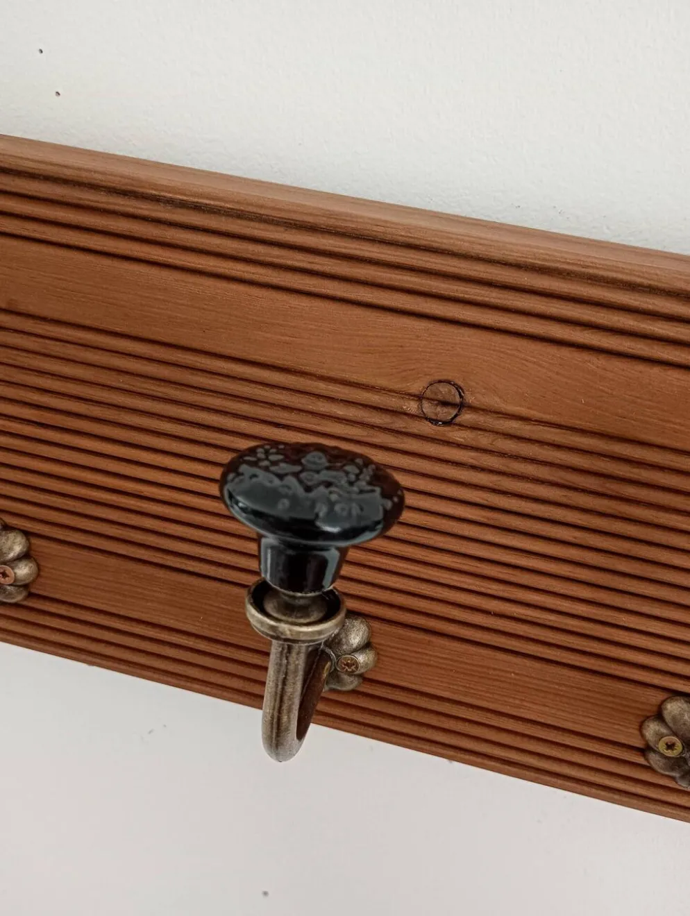 Porte-manteau mural 4 patères – Bois rainuré et céramique noire
