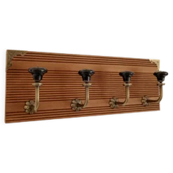 Porte-manteau mural 4 patères – Bois rainuré et céramique noire