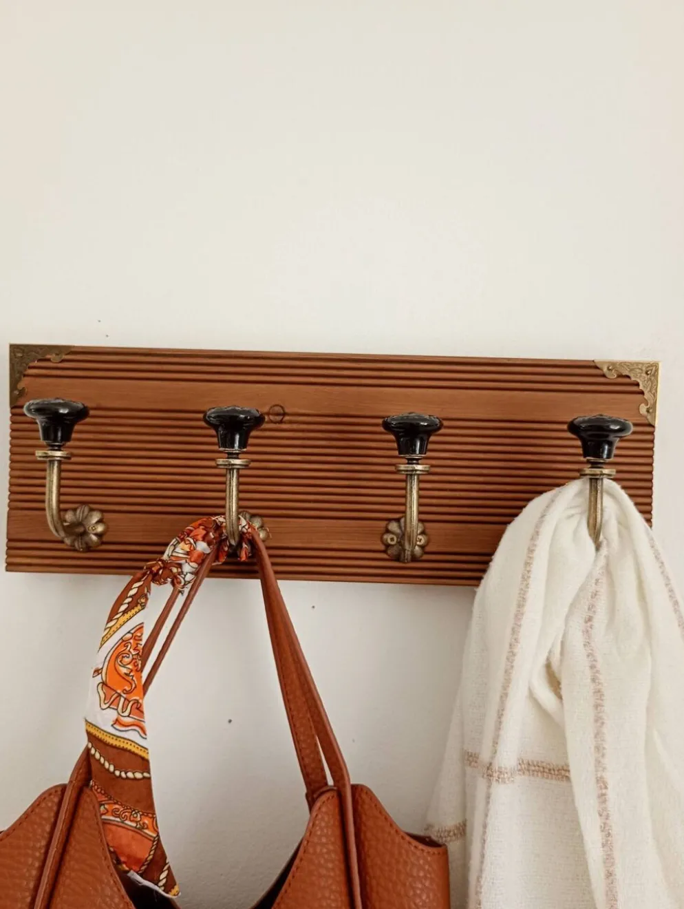 Porte-manteau mural 4 patères – Bois rainuré et céramique noire