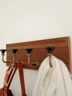 Porte-manteau mural 4 patères – Bois rainuré et céramique noire