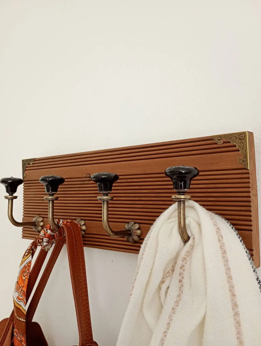 Porte-manteau mural 4 patères – Bois rainuré et céramique noire