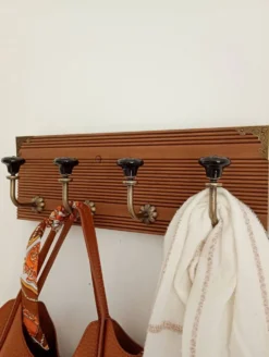 Porte-manteau mural 4 patères – Bois rainuré et céramique noire