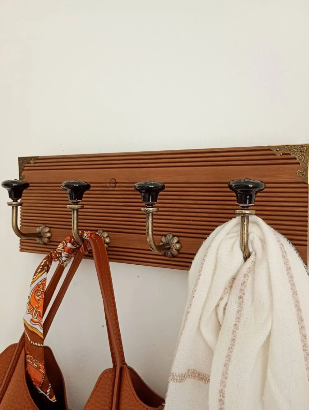 Porte-manteau mural 4 patères – Bois rainuré et céramique noire