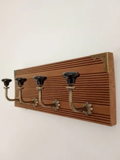 Porte-manteau mural 4 patères – Bois rainuré et céramique noire