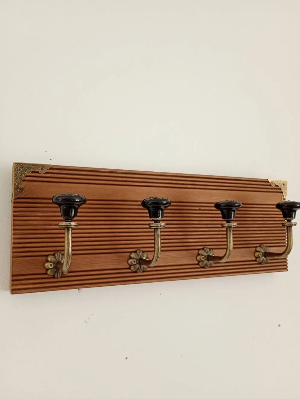 Porte-manteau mural 4 patères – Bois rainuré et céramique noire