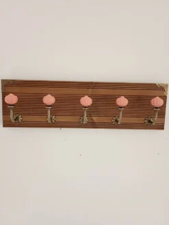 Porte-manteau mural 5 patères céramique rose poudré et bois teinté 50 cm